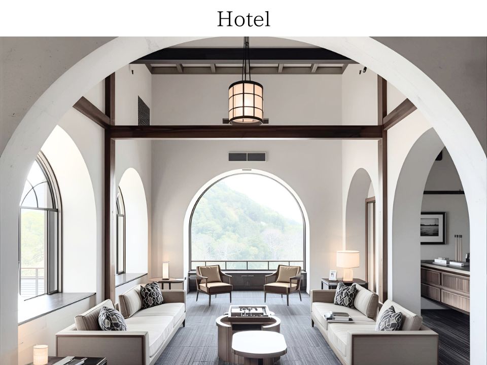 ホテルのロビー。自然に面した大きな窓。大きなソファ