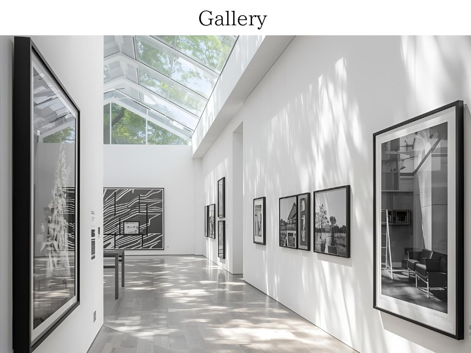 ギャラリー。ガラス張りの屋根からは外の木々が見える。壁一面に写真や絵が飾られている