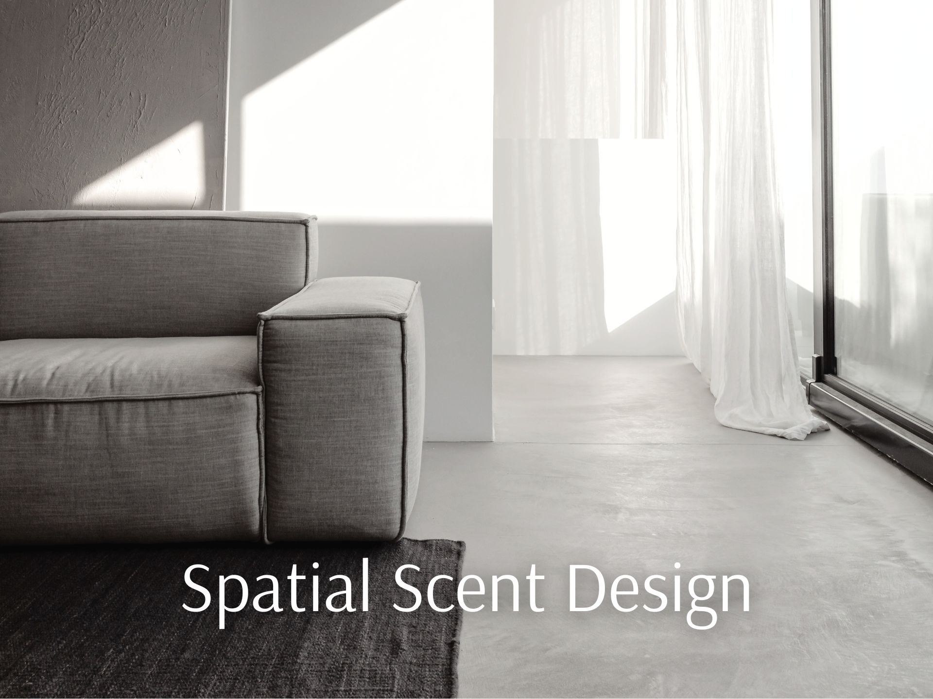 大きな窓に面したソファのある空間