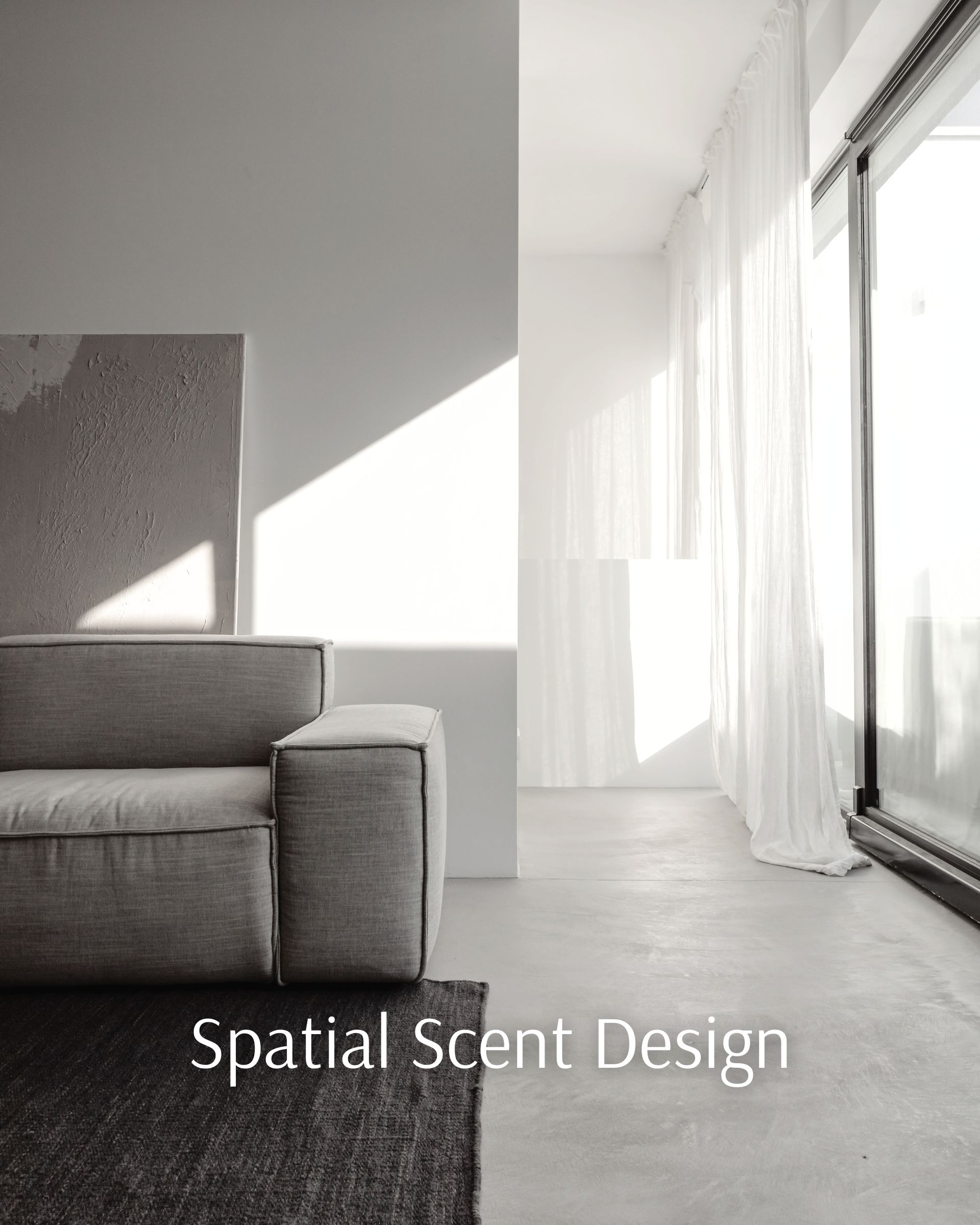 大きな窓に面したソファのある空間