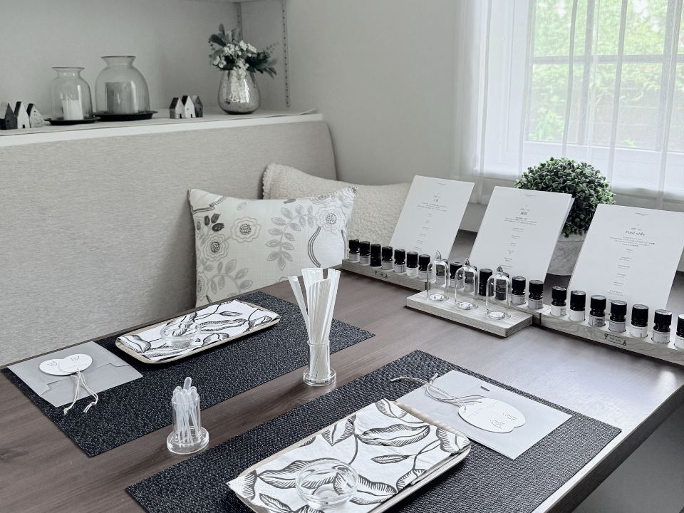 机の上にたくさんの精油やムエット、スポイト。調香のセッティングがされている。