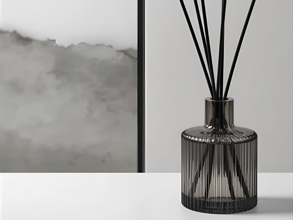 黒いガラスのリードディフューザー。黒いスティック